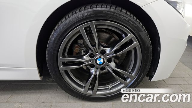 BMW 3-Series 330i M Sport Shadow