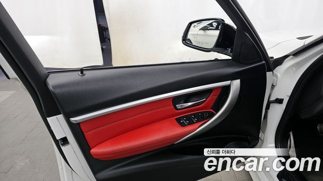 BMW 3-Series 330i M Sport Shadow