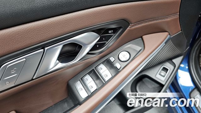 BMW 3-Series 320i Luxury