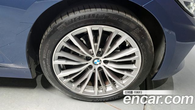 BMW 3-Series 320i Luxury