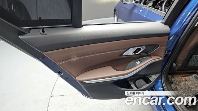 BMW 3-Series 320i Luxury