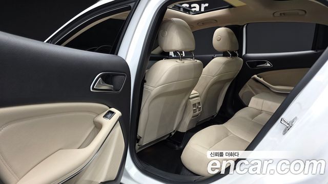 Mercedes-Benz GLA-Class GLA220 Premium