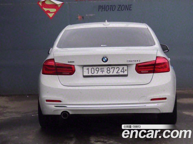 BMW 3-Series 320i Luxury