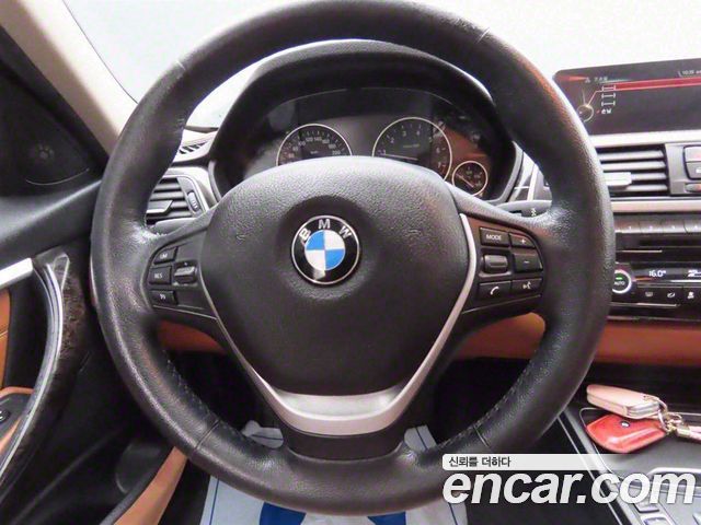 BMW 3-Series 320i Luxury
