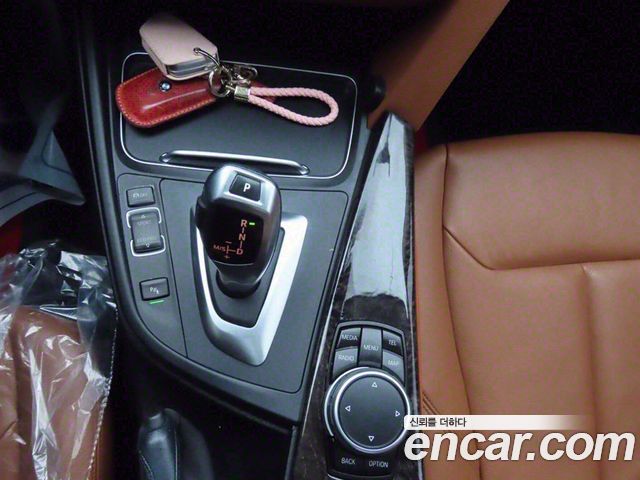 BMW 3-Series 320i Luxury