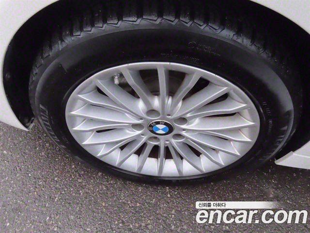 BMW 3-Series 320i Luxury