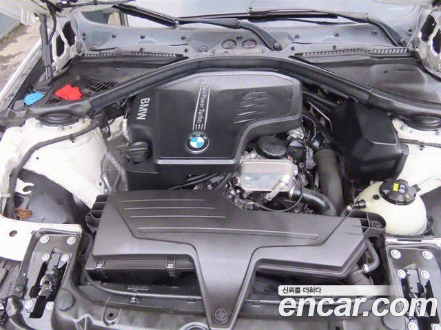 BMW 3-Series 320i Luxury