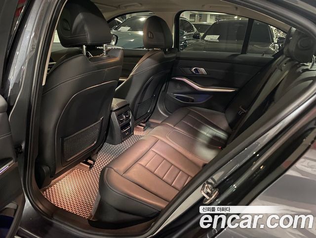 BMW 3-Series 320i Luxury