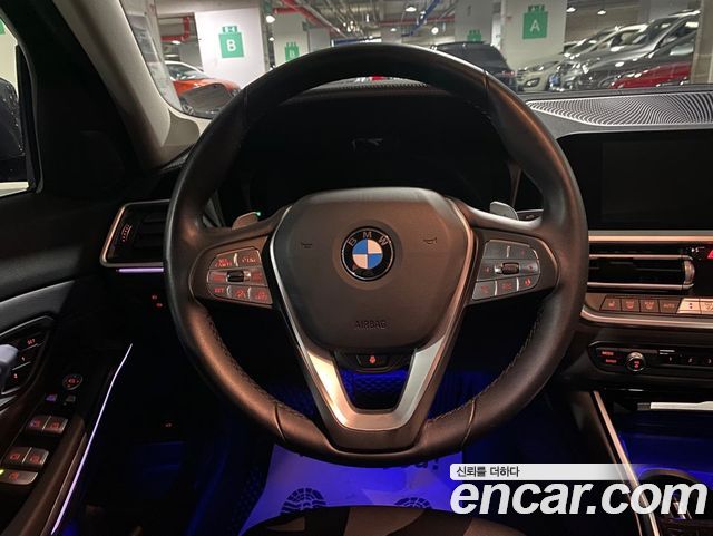 BMW 3-Series 320i Luxury