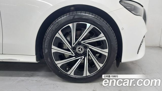 Mercedes-Benz E-Class E300 4MATIC Exclusive