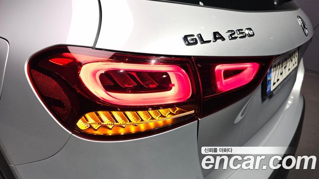 Mercedes-Benz GLA-Class GLA250 4MATIC