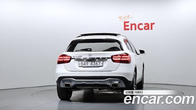 Mercedes-Benz GLA-Class GLA220