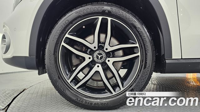 Mercedes-Benz GLA-Class GLA220