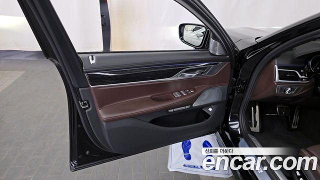 BMW 7-Series M760Li xDrive