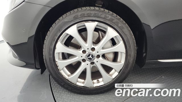 Mercedes-Benz E-Class E300 4MATIC Exclusive