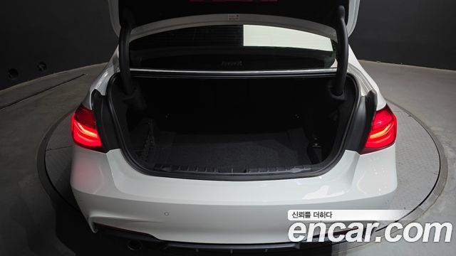 BMW 3-Series 320i M Sport Shadow