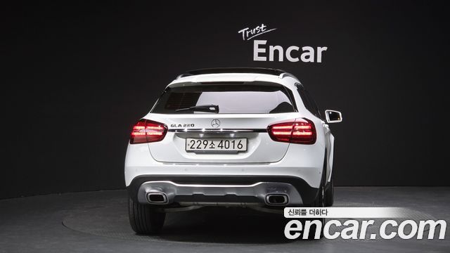Mercedes-Benz GLA-Class GLA220