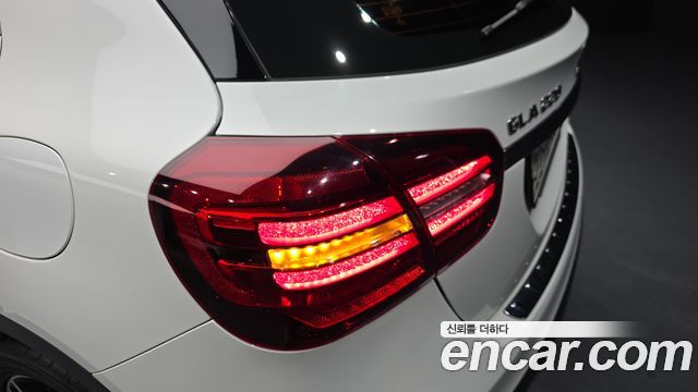 Mercedes-Benz GLA-Class GLA220