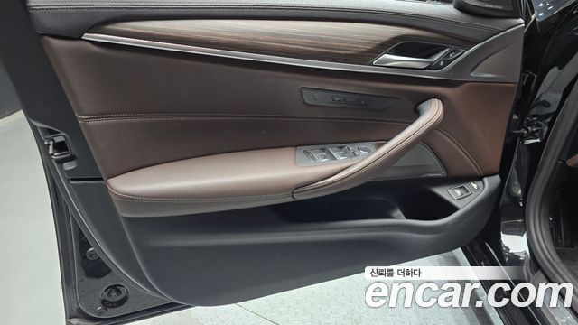 BMW 5-Series 530e Luxury