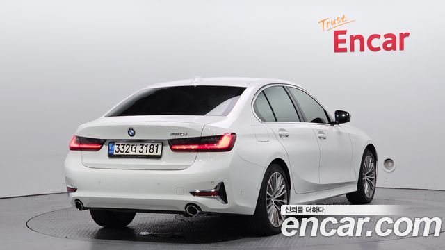 BMW 3-Series 320i Luxury