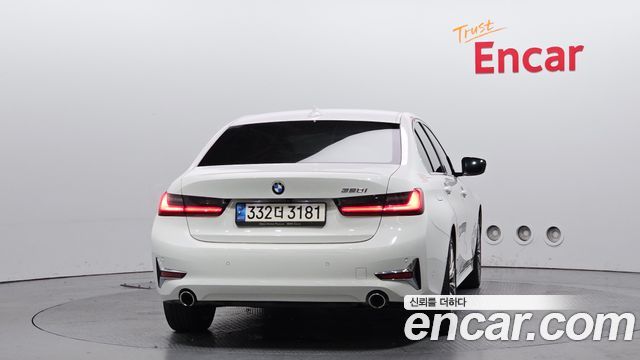 BMW 3-Series 320i Luxury