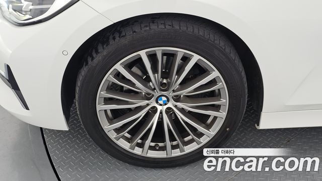 BMW 3-Series 320i Luxury