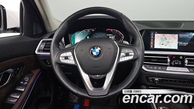 BMW 3-Series 320i Luxury