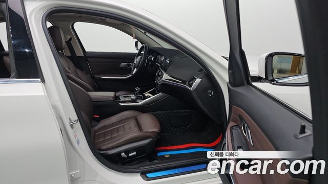 BMW 3-Series 320i Luxury