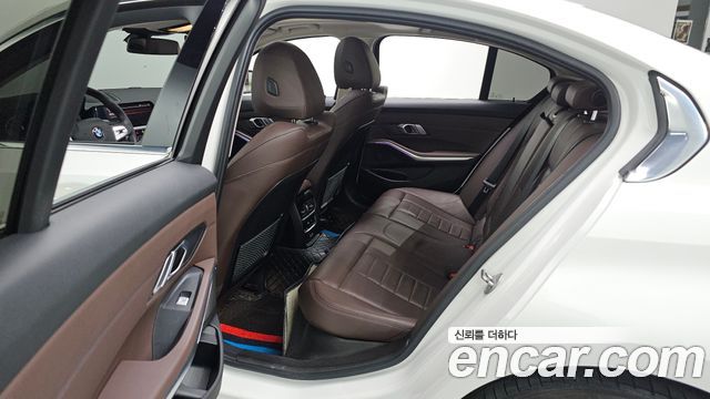 BMW 3-Series 320i Luxury