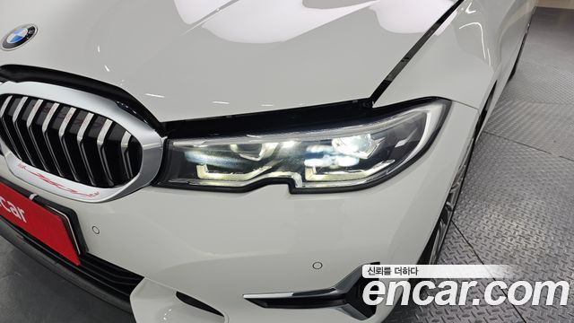 BMW 3-Series 320i Luxury