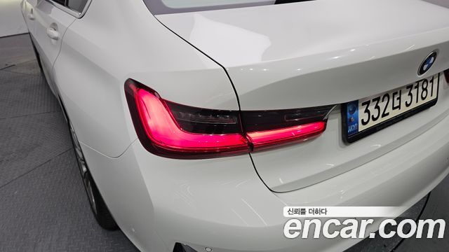 BMW 3-Series 320i Luxury