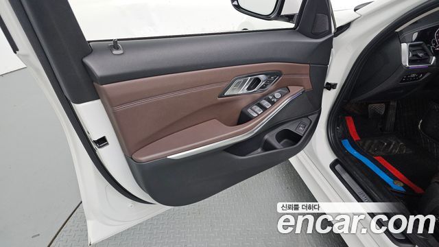 BMW 3-Series 320i Luxury