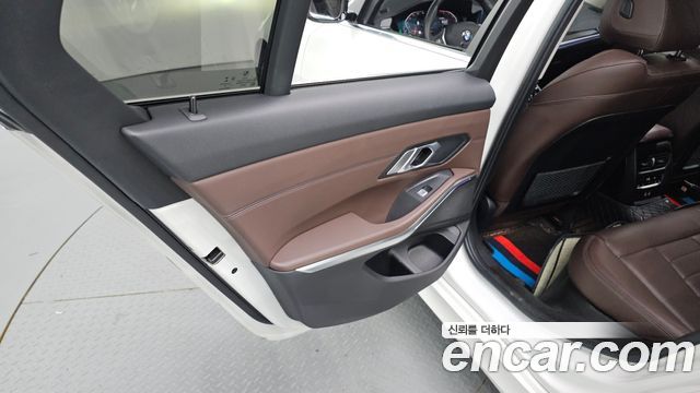 BMW 3-Series 320i Luxury