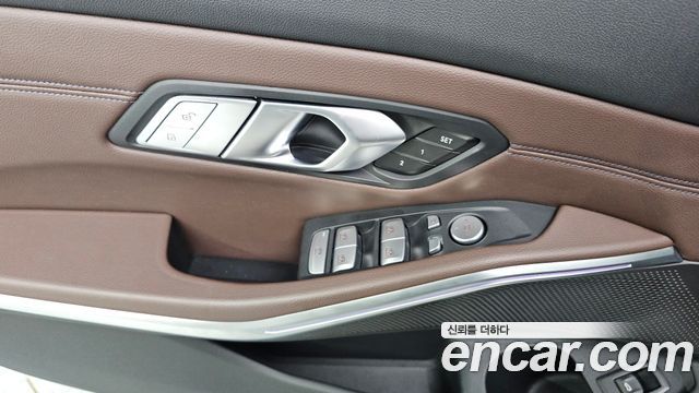 BMW 3-Series 320i Luxury