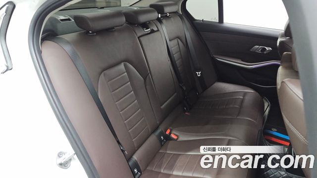 BMW 3-Series 320i Luxury