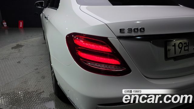 Mercedes-Benz E-Class E300 Exclusive Standard
