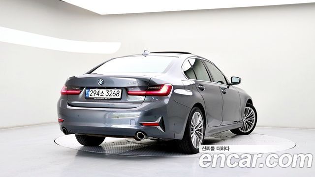 BMW 3-Series 320i Luxury