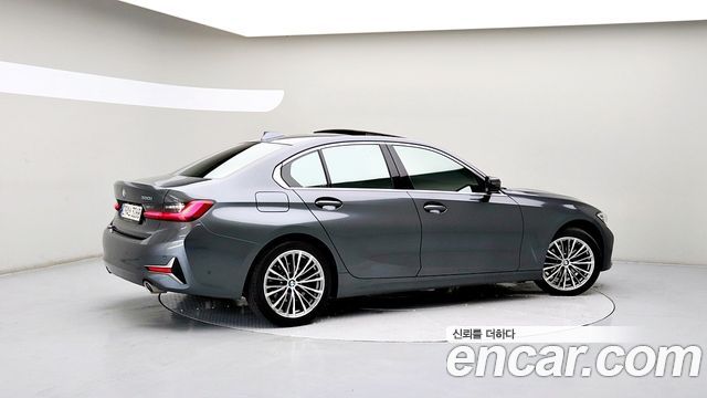 BMW 3-Series 320i Luxury