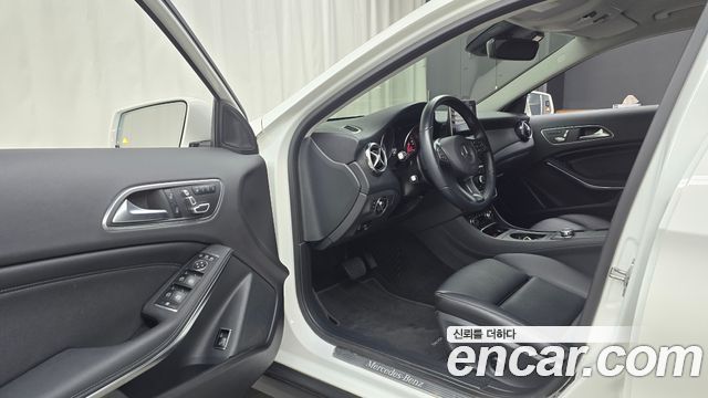 Mercedes-Benz GLA-Class GLA220