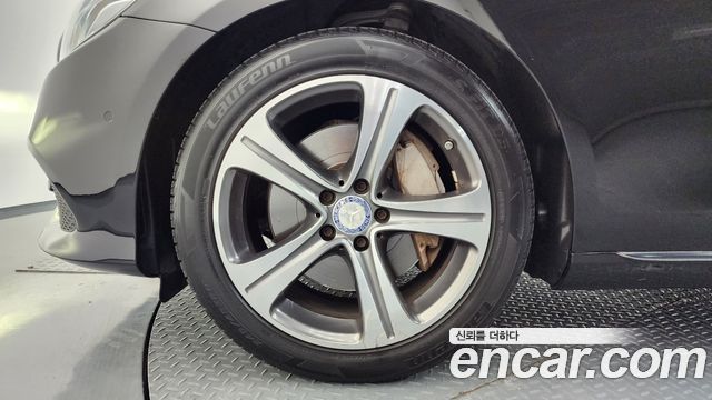 Mercedes-Benz E-Class E300 4MATIC Avnatgarde