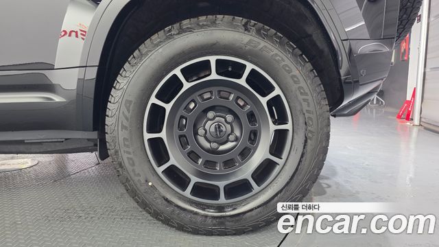 Land Rover Defender 110 P635 Octa Black