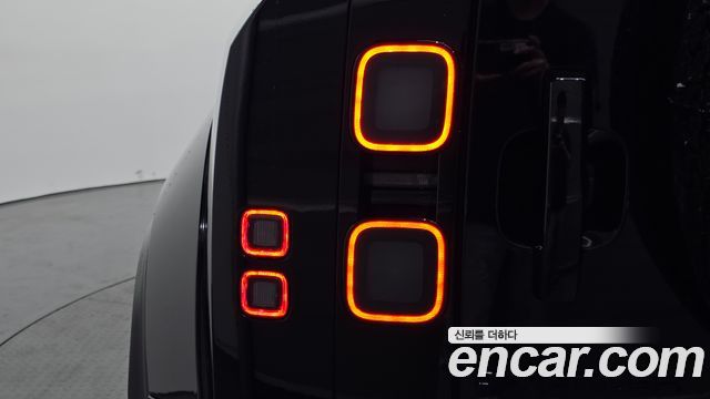 Land Rover Defender 110 P635 Octa Black