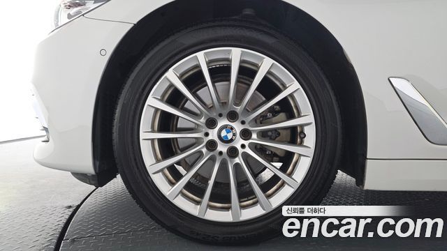 BMW 5-Series 520i Luxury