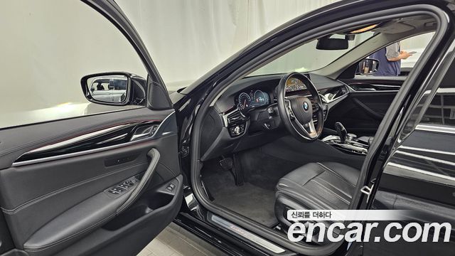 BMW 5-Series 520i Luxury