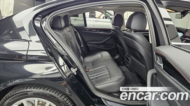 BMW 5-Series 520i Luxury