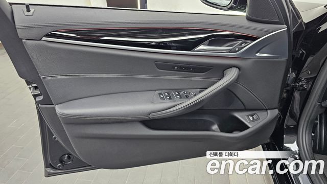 BMW 5-Series 520i Luxury