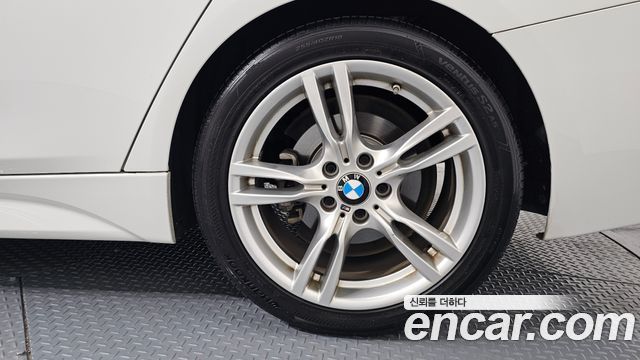 BMW 3-Series 330i M Sport Shadow