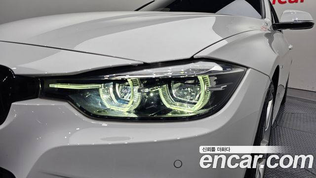 BMW 3-Series 330i M Sport Shadow