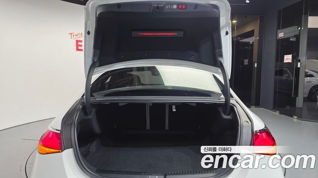 Mercedes-Benz E-Class E200 Avantgarde