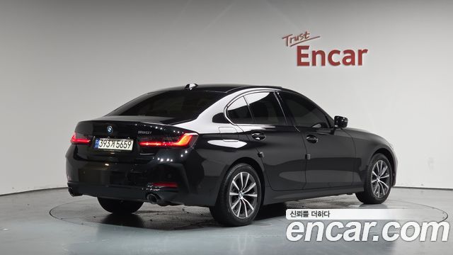 BMW 3-Series 320i